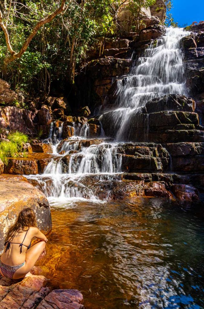 Mulher admira a Cachoeira dos Arcanjos