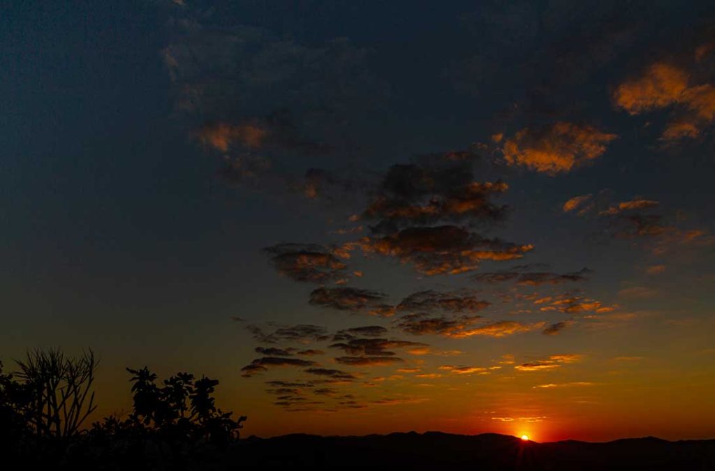 Amanhecer visto do alto da trilha do Morro da Baleia