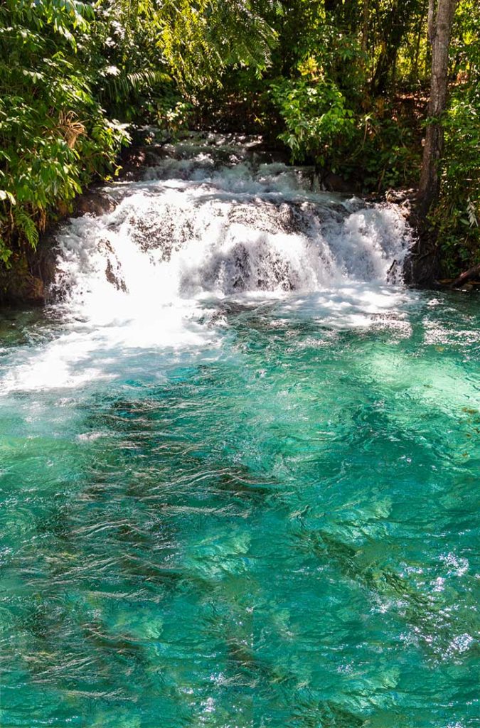 Águas muito azuis da Cachoeira do Formiga