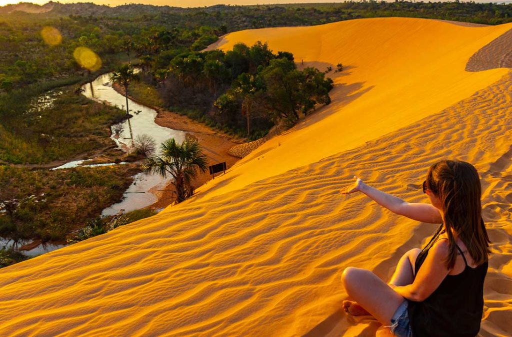 Turista admira o pôr do sol do alto das Dunas do Jalapão