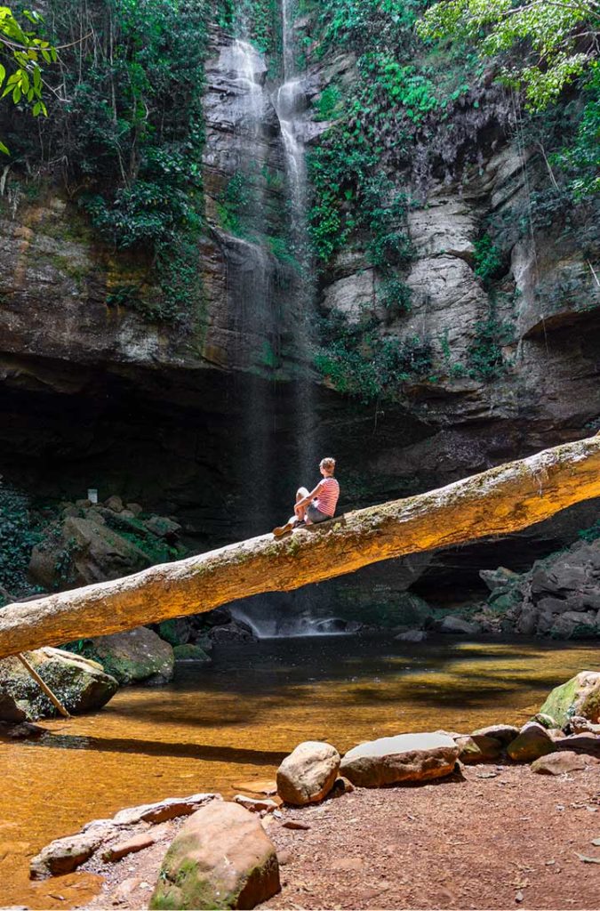 Turista admira a Cachoeira da Roncadeira, em Taquaruçu