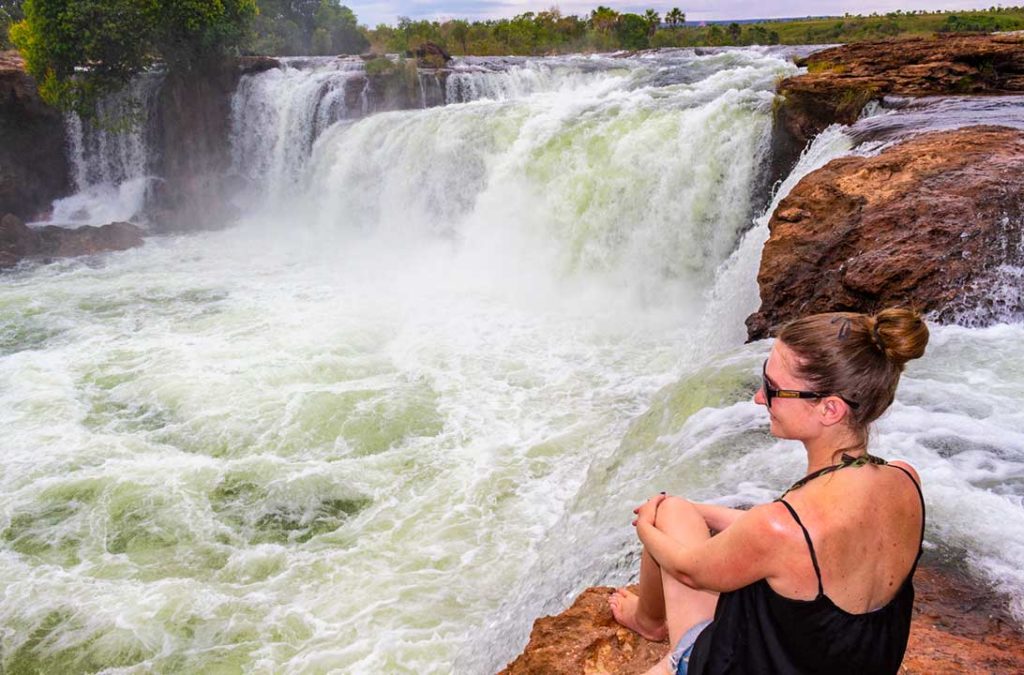 Turista admira a Cachoeira da Velha, no Parque Estadual do Jalapão