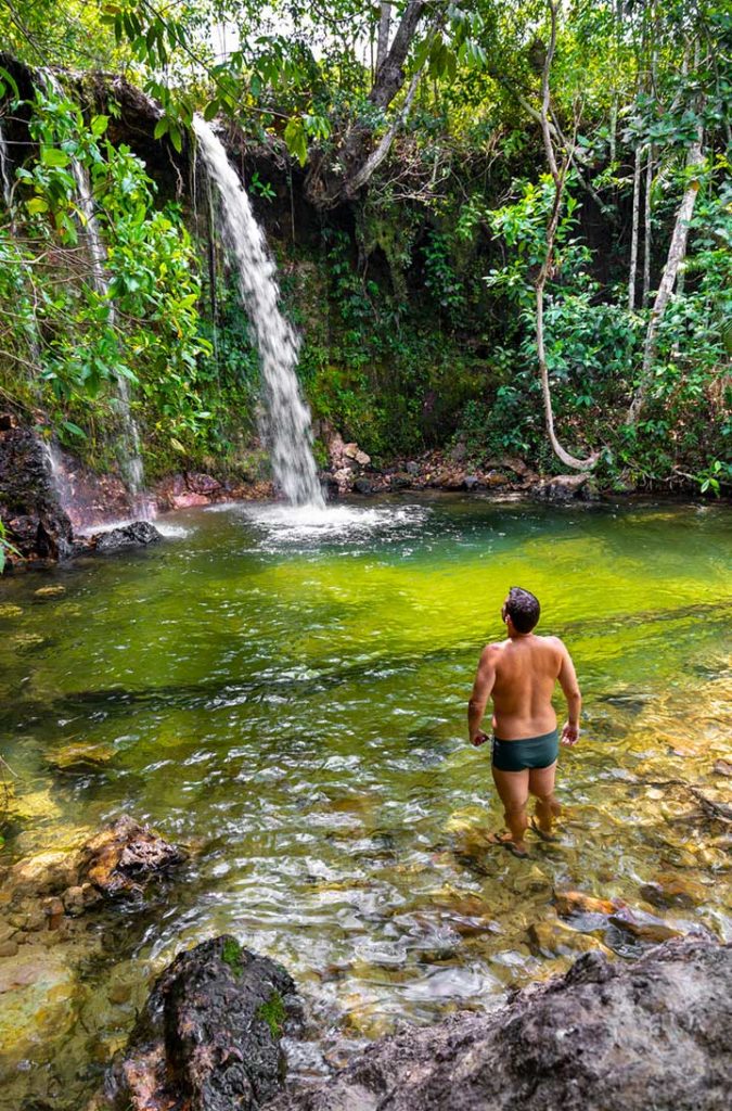 Turista toma banho na Cachoeira das Araras