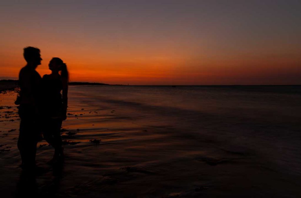 Turistas tiram foto ao anoitecer na Praia de Galinhos