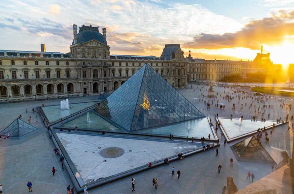 Pirâmide do Louvre vista do segundo andar do museu