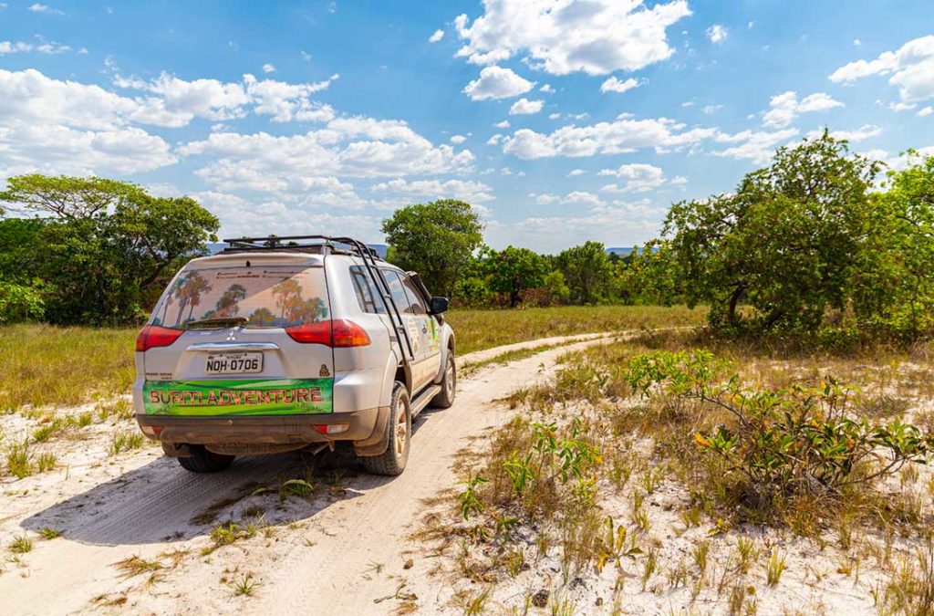 Carro 4x4 percorre as estradas de terra do Jalapão