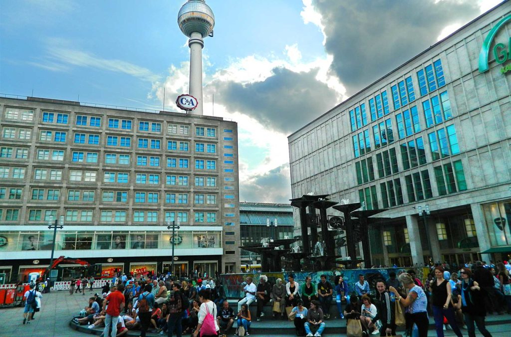 Multidão lota a Alexanderplatz, principal centro de comércio de Berlim