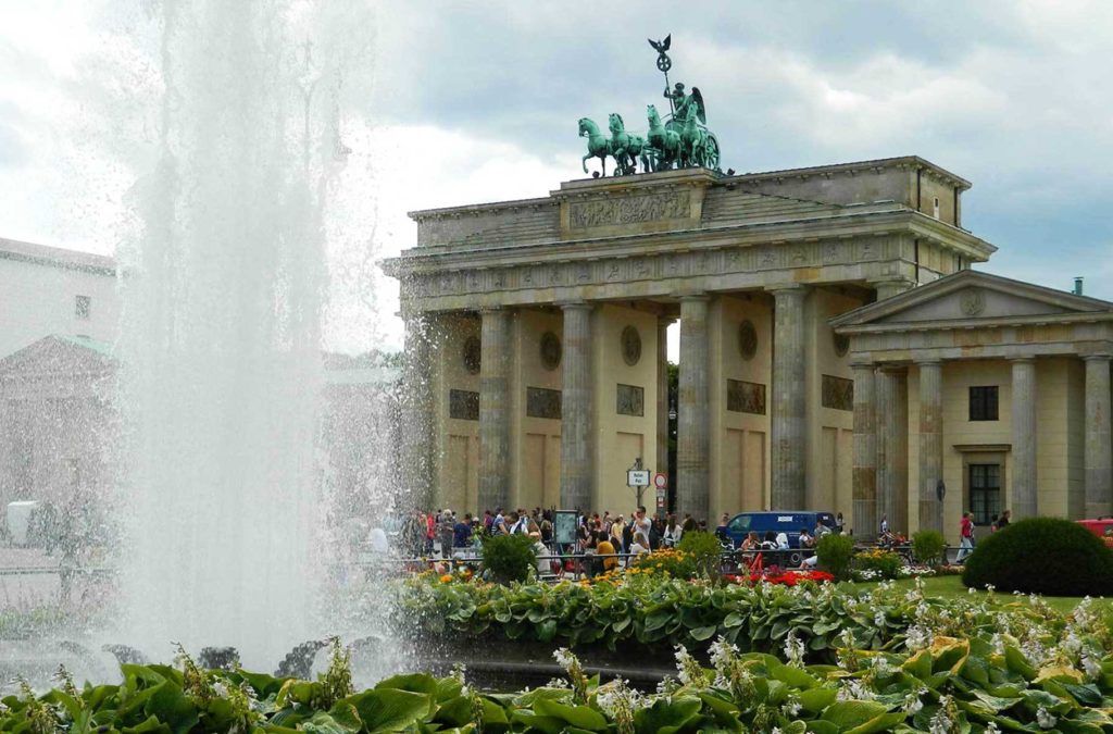 Fonte da Pariser Platz com o Portão de Brandemburgo ao fundo