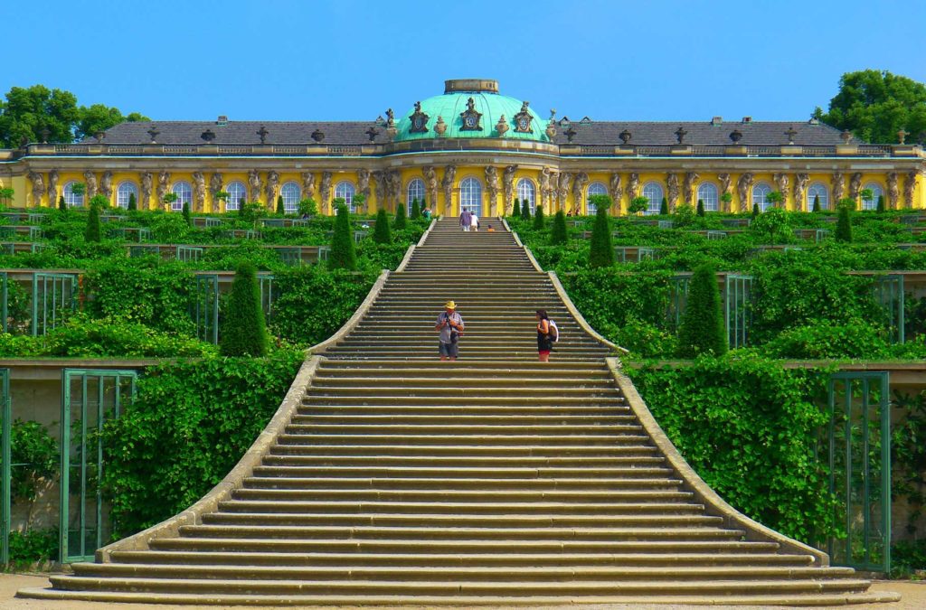 Escadaria do Palácio de Sanssouci, uma das atrações de Potsdam