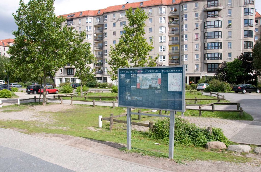 Placa em estacionamento sinaliza a localização do bunker onde Hitler cometeu suicídio em 1945
