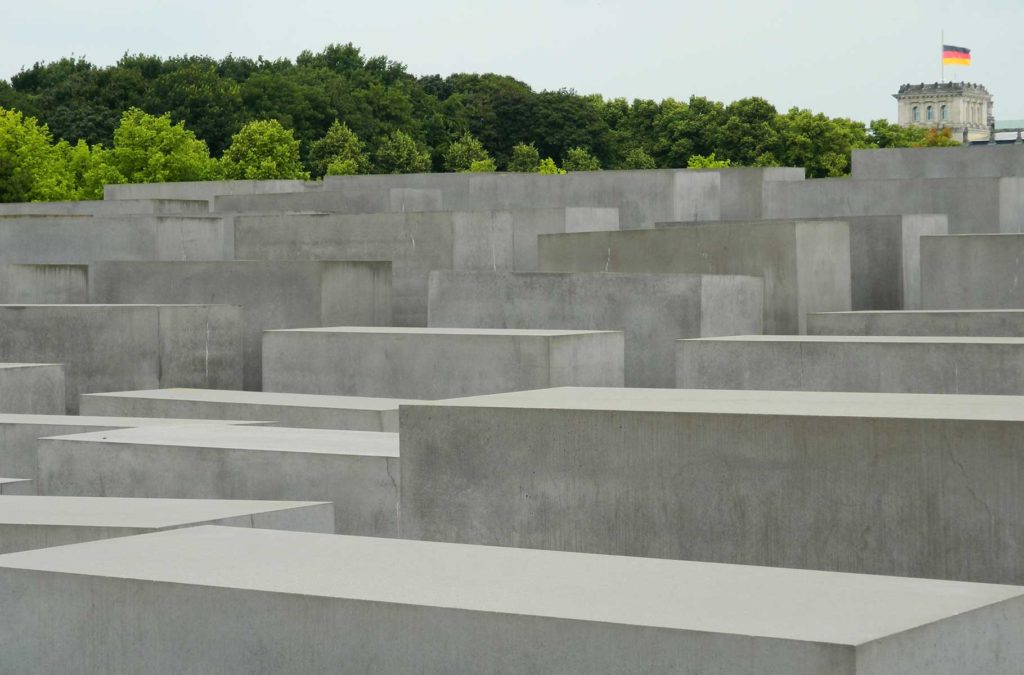 Blocos de pedra cinzenta que lembram túmulos compõem o Memorial do Holocausto