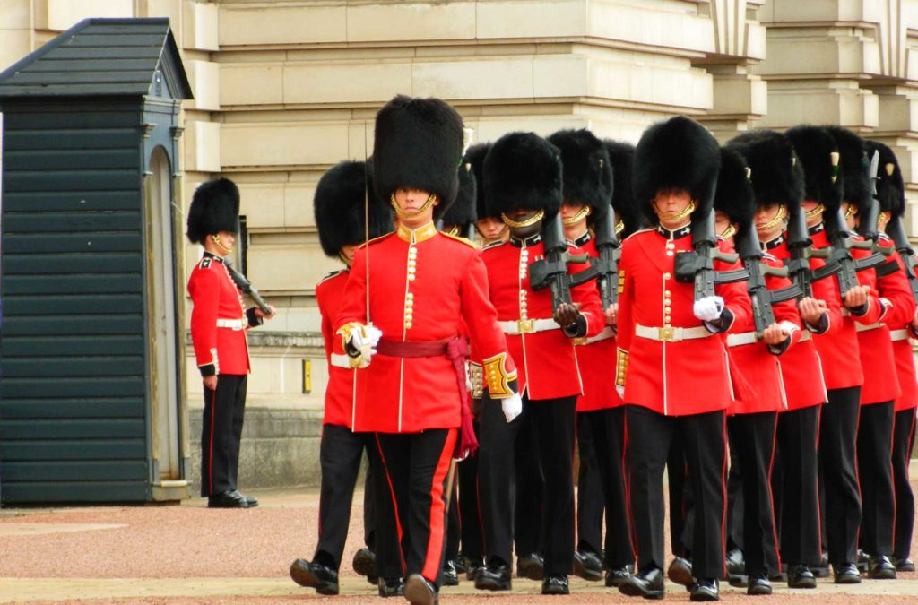 Soldados marcham durante a troca da guarda do Palácio de Buckingham