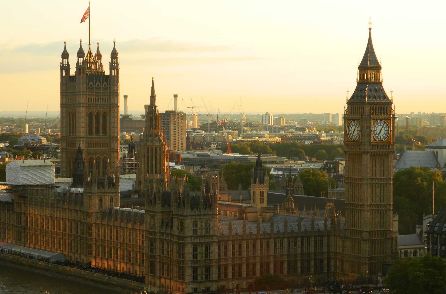 Big Ben - Elizabeth Tower Em Londres. Torre De Relógio De 90