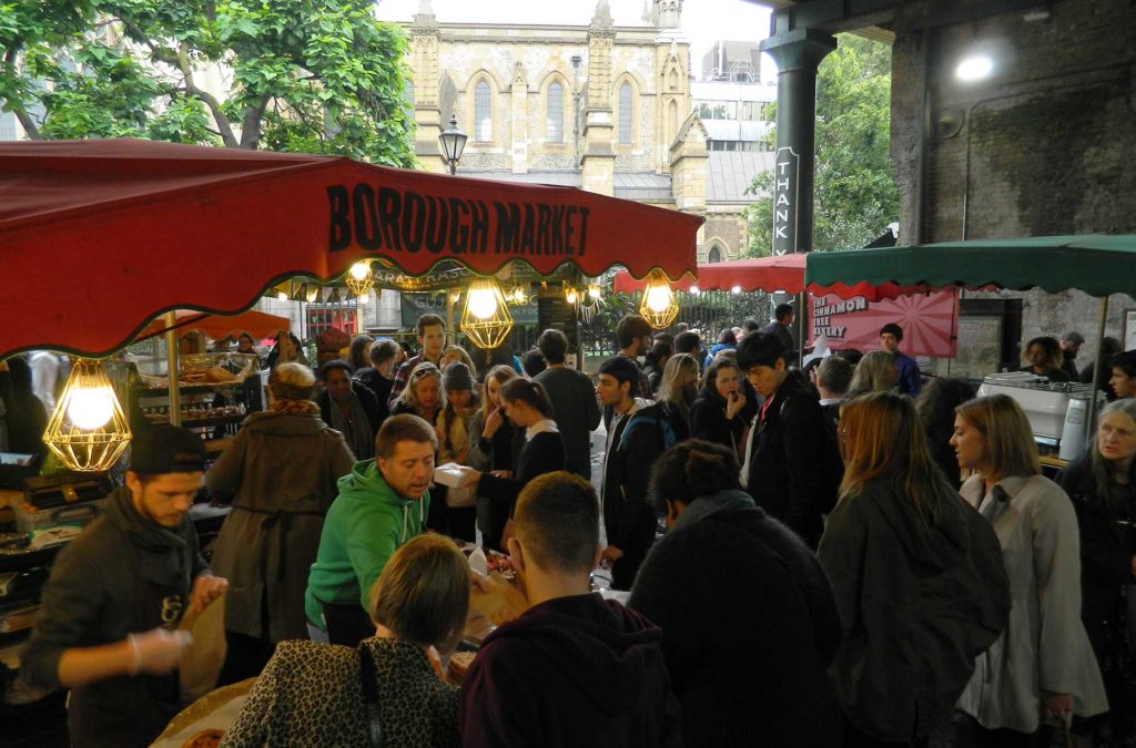 Multidão visita as barracas de comida do Borough Market, em Londres
