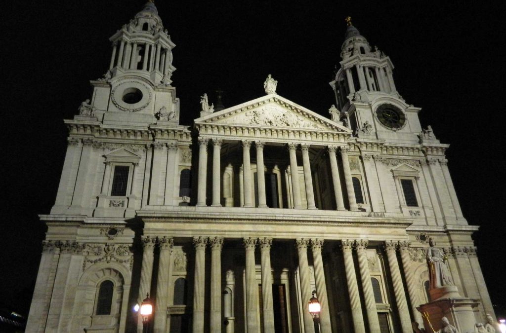 Fachada da Catedral de St Paul fica iluminada à noite, em Londres