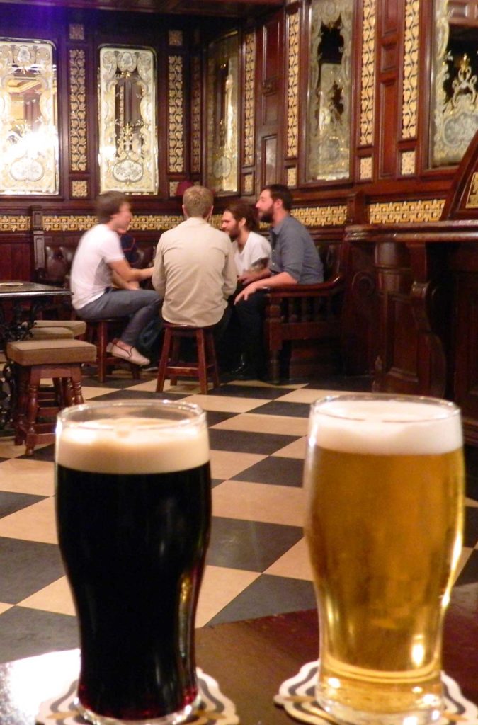 Grupo de rapazes bebe cerveja no pub The Princess Louise, em Londres