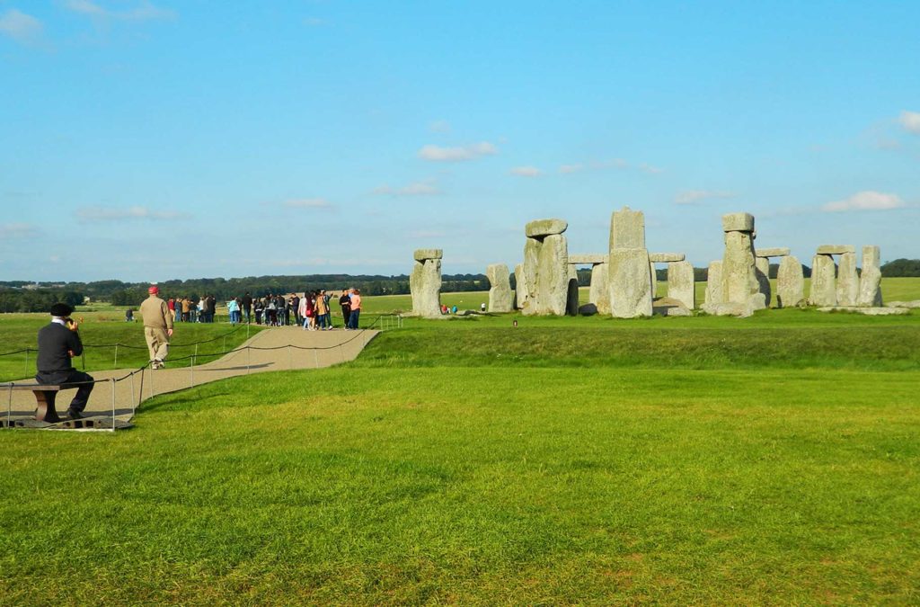 Turistas caminham até o círculo de pedras do monumento pré-histórico de Stonehenge