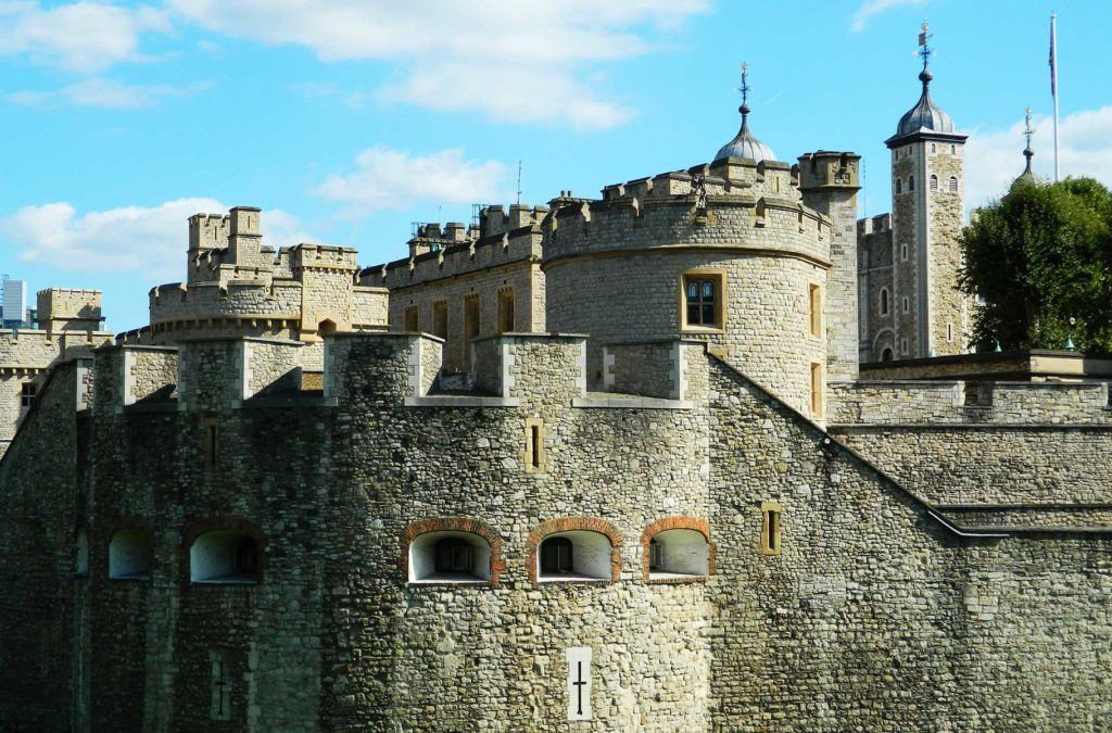 Muralhas medievais que circundam a Torre de Londres