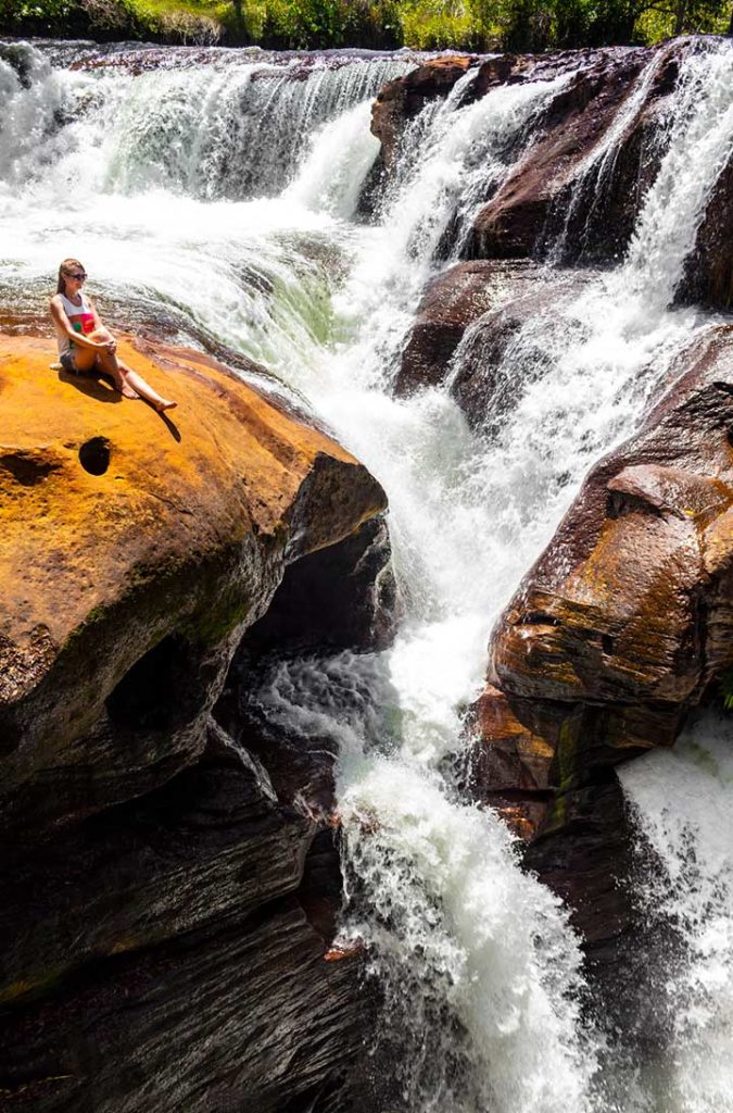 Turista admira a Cachoeira do Rio Soninho