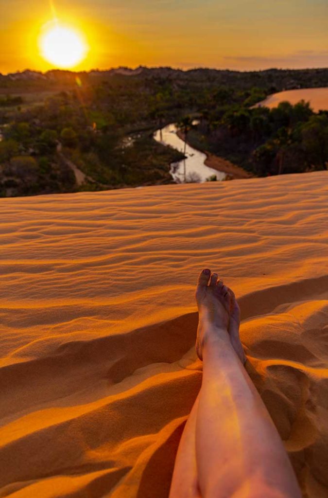 Turista admira o pôr do sol nas Dunas do Jalapão