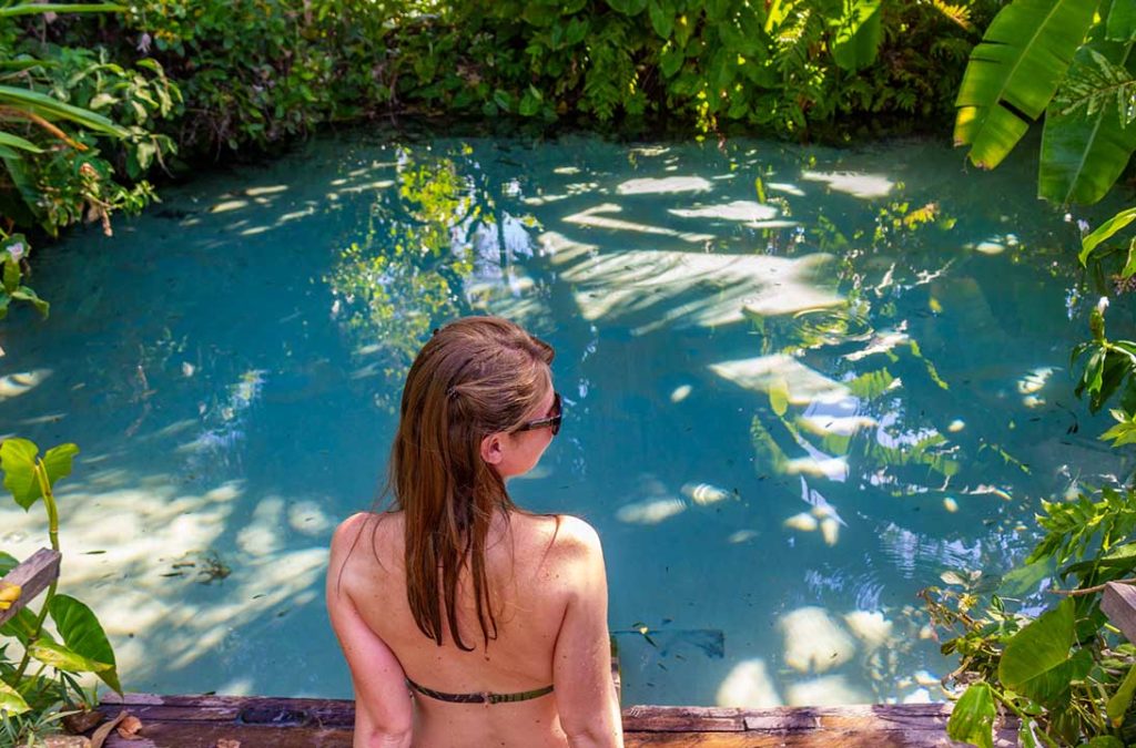 Turista admira o Fervedouro do Rio Sono