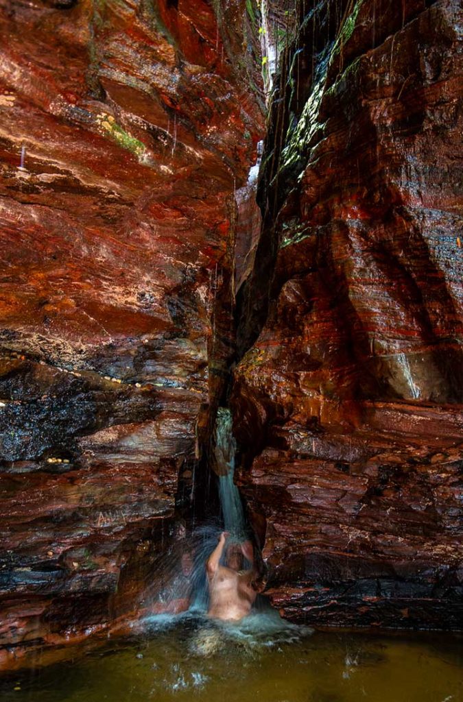 Turista toma banho na cachoeira do Cânion do Sussuapara