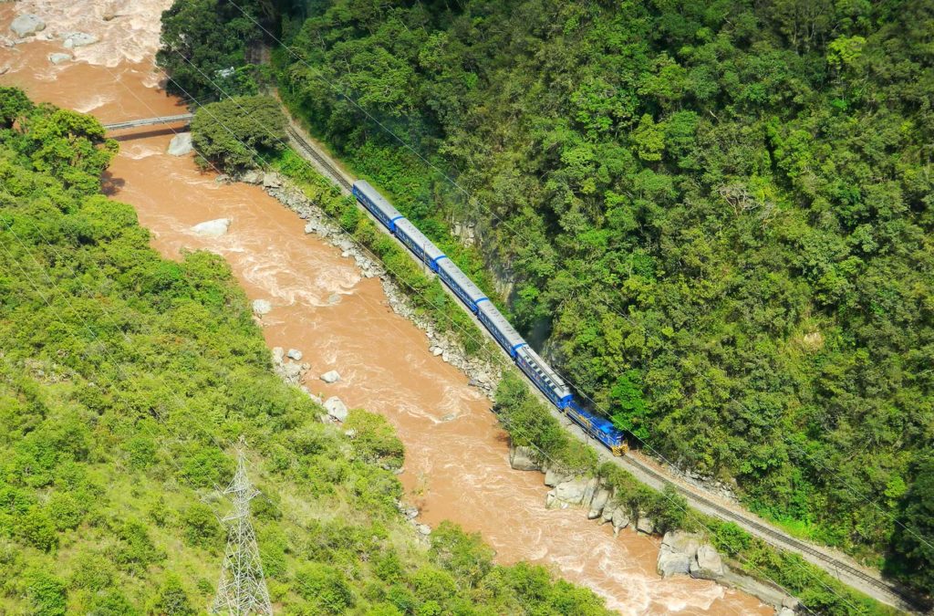 Trem que faz a linha até Aguas Calientes visto do alto