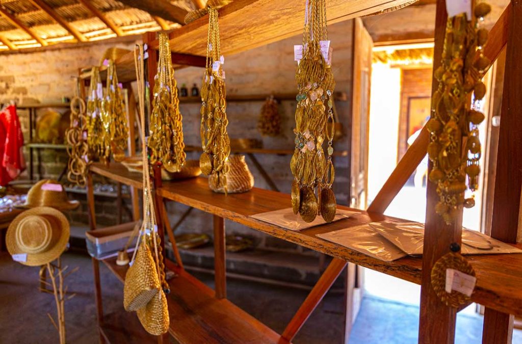 Loja rústica de artesanato com capim dourado