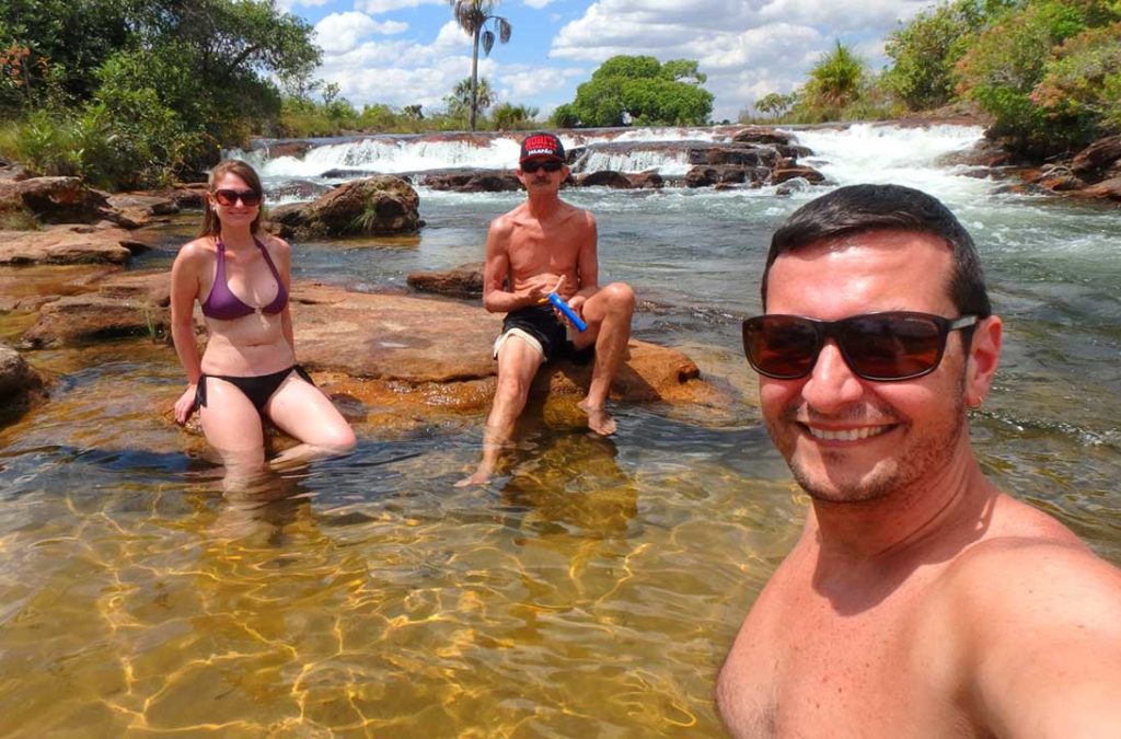 Turistas posam para foto no Rio Soninho com protetor solar nas mãos