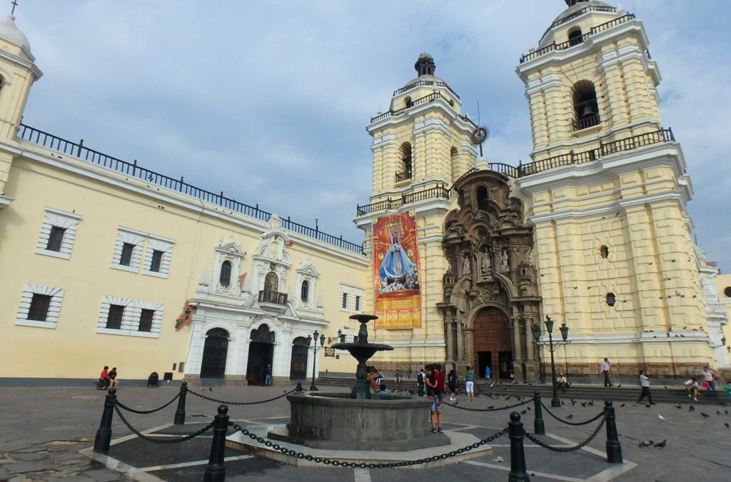 Pátio e fachada da ingreja do Convento de San Francisco de Lima