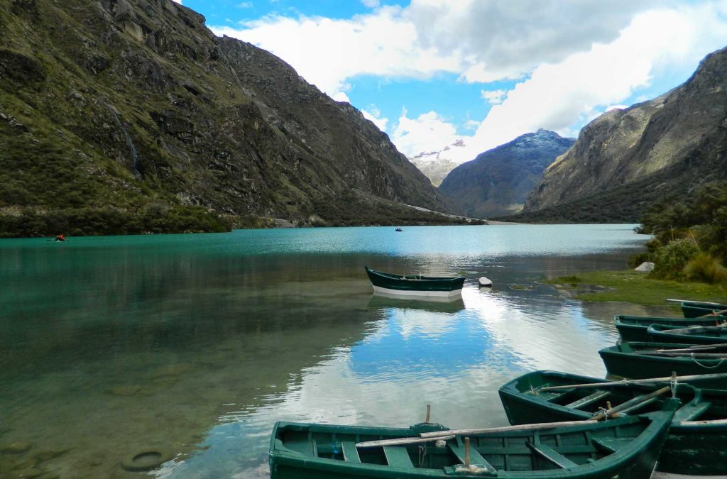 Barcos para aluguel na margem das Lagunas Llaganuco, no norte do Peru