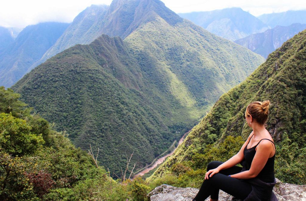Turista admira as montanhas durante a Trilha Inca até Machu Picchu