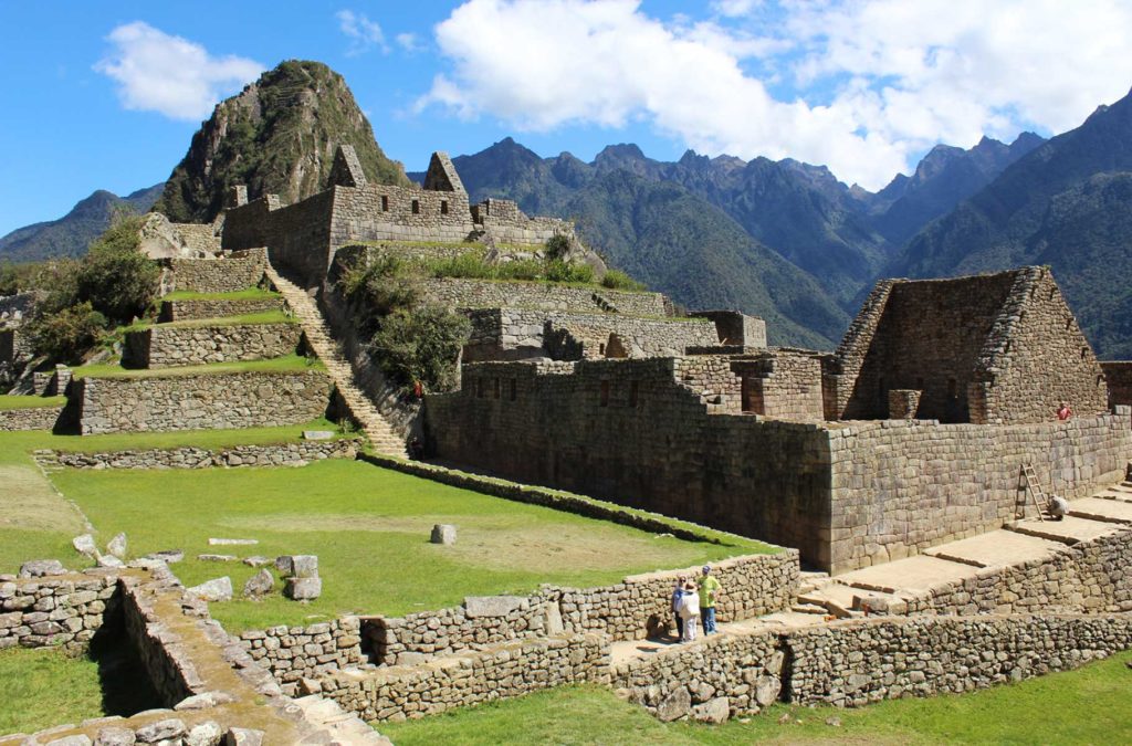 Turistas caminham pelo sítio arqueológico de Machu Picchu, no Peru