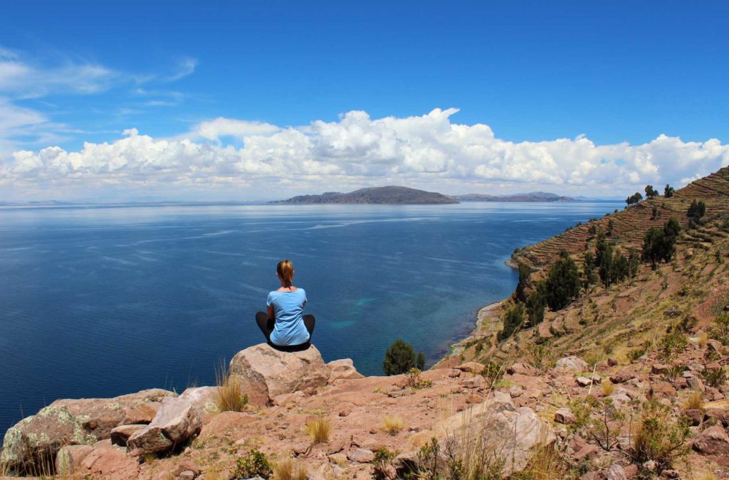 Turista admira a vista da Ilha Taquile, no Lago Titicaca