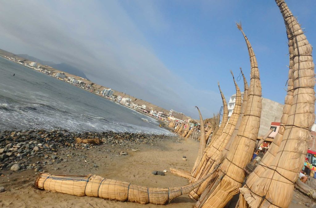 'Caballitos' de totora na praia de Huanchaco, na cidade de Trujillo