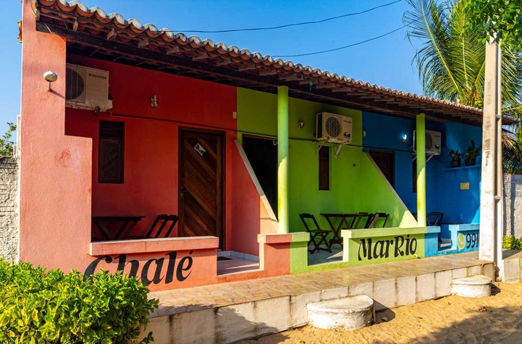 Fachada colorida da pousada Chalé Mar Rio