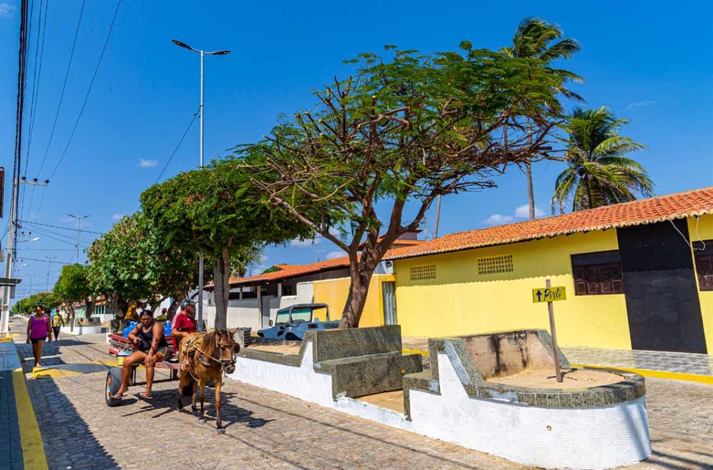 Charrete leva moradores pelas ruas de Galinhos