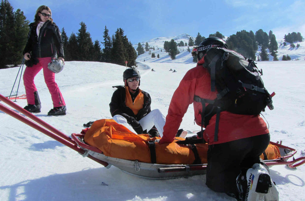 Turista é socorrido após sofrer queda enquanto praticava esqui