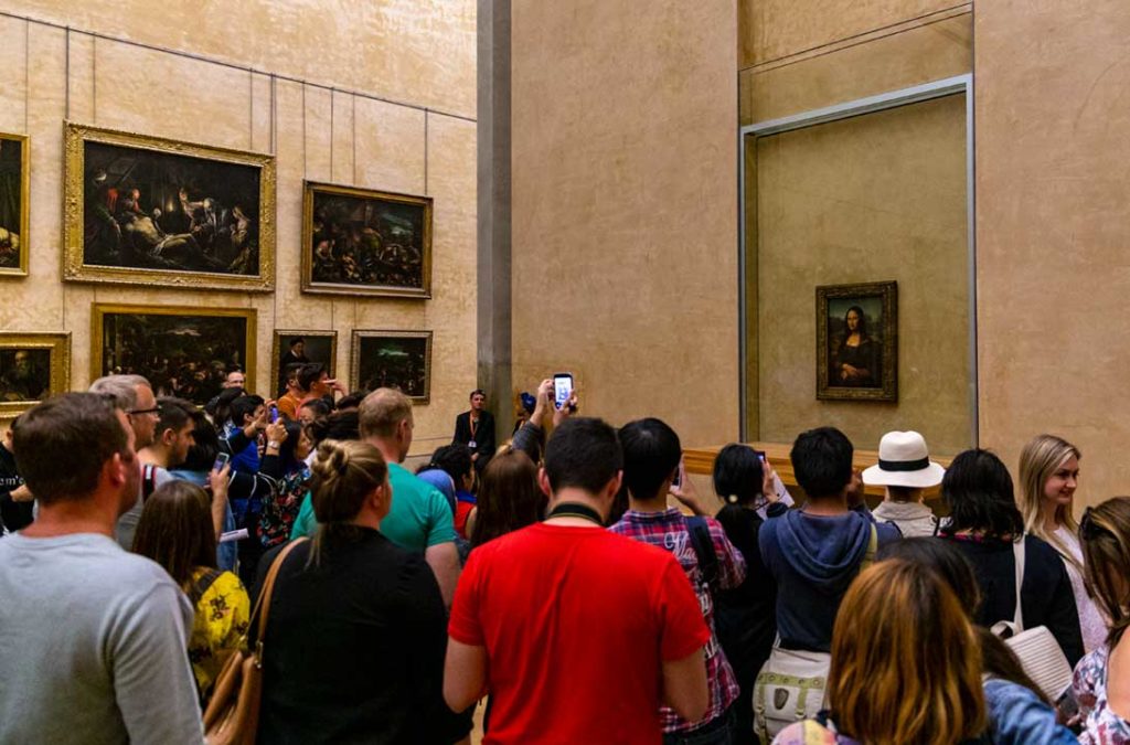 Quadro Mona Lisa é cercado por visitantes do Museu do Louvre
