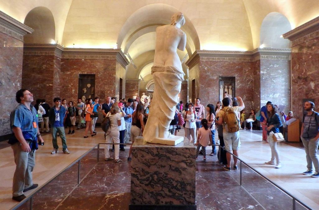 Visitantes do Museu do Louvre admiram a escultura Vênus de Milo