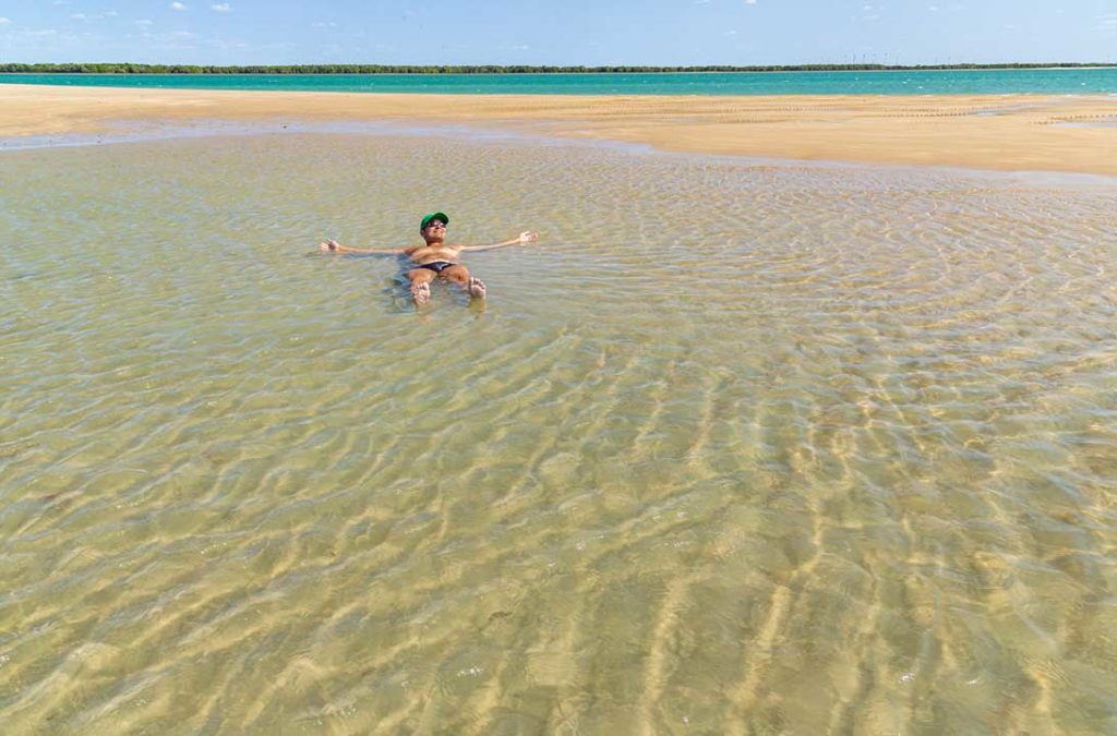 Home boia em piscina natural da Praia do Pontal