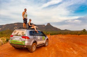 Casal de turistas posam para foto no Parque Estadual do Jalapão