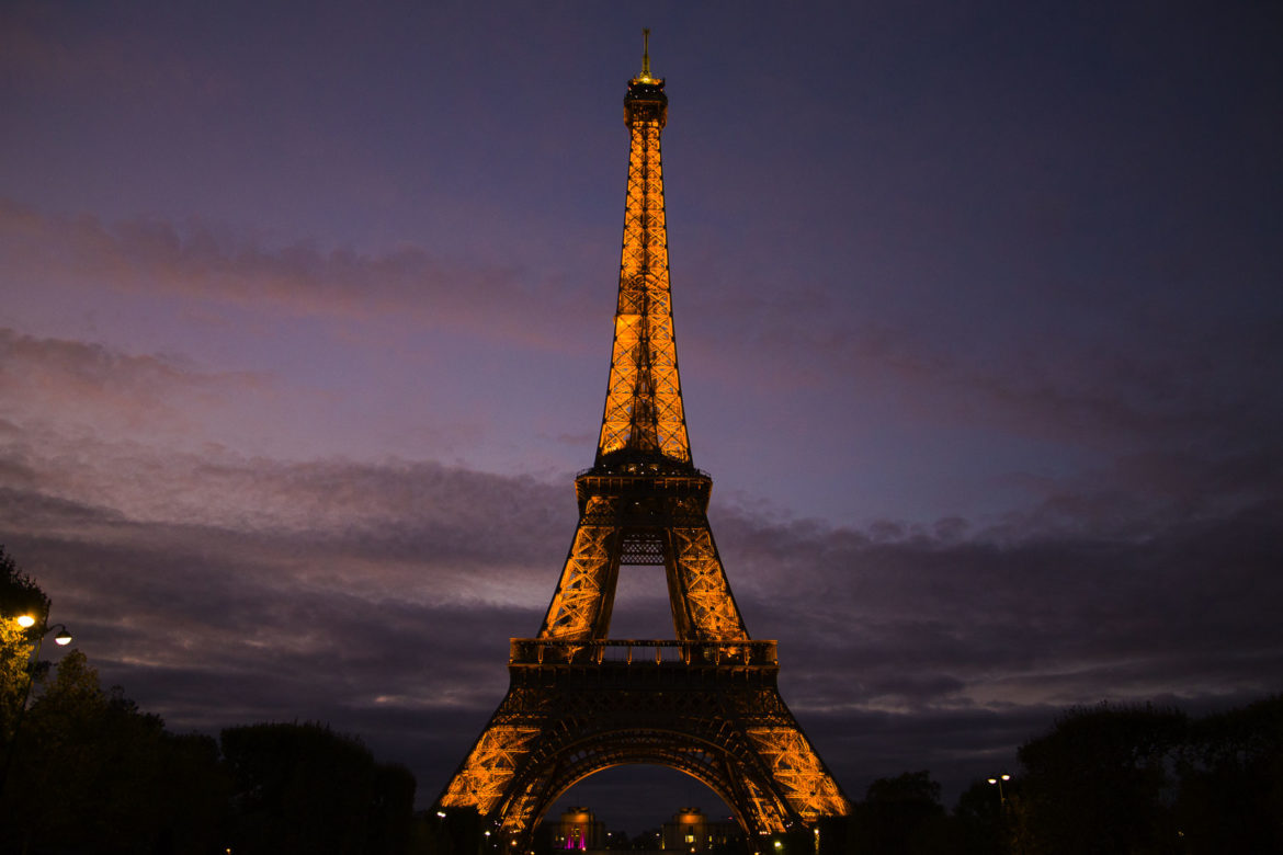Torre Eiffel iluminada vista desde o Campo de Marte, em Paris