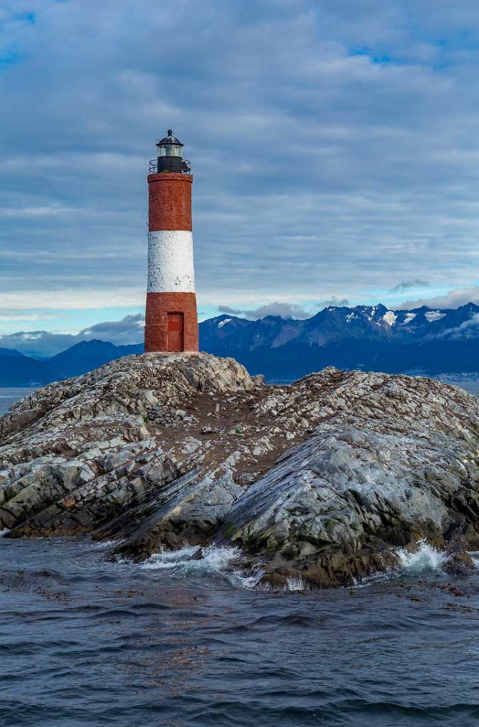 Farol Les Eclaireurs é visto durante passeio de barco pelo Canal de Beagle