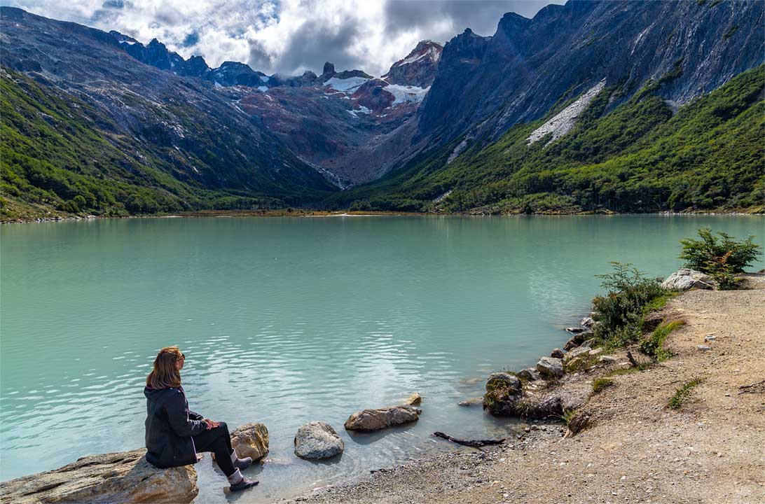 Turista admira a Laguna Esmeralda com o glaciar Ojo del Albino ao fundo