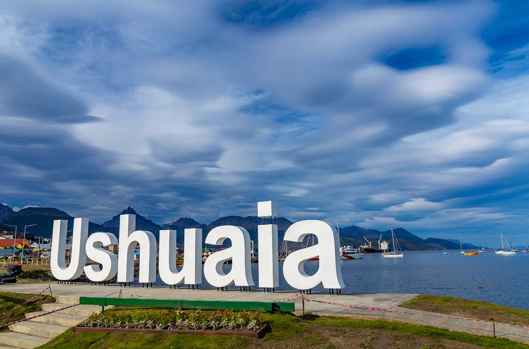 Letreiro com a inscrição 'Ushuaia' é atração na Praça Ilhas Malvinas