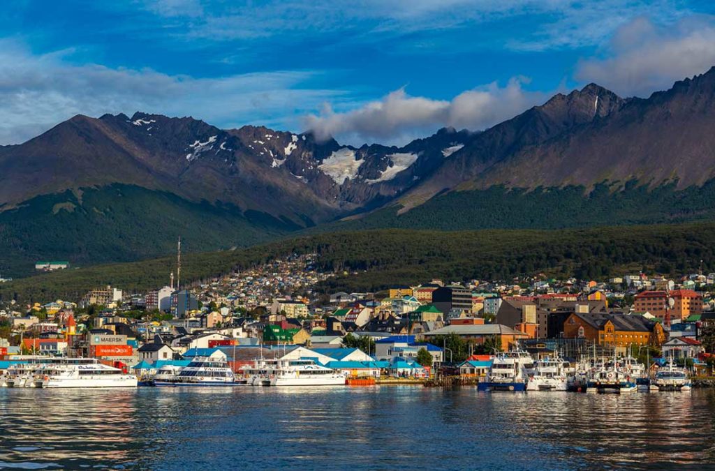 Cidade de Ushuaia é vista desde o mar, com a Cordilheira dos Andes ao fundo