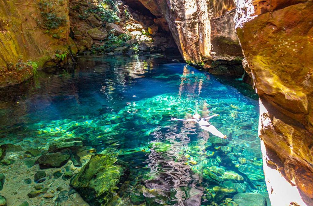 Mulher boia no poço Encanto Azul, em Riachão (Brasil)