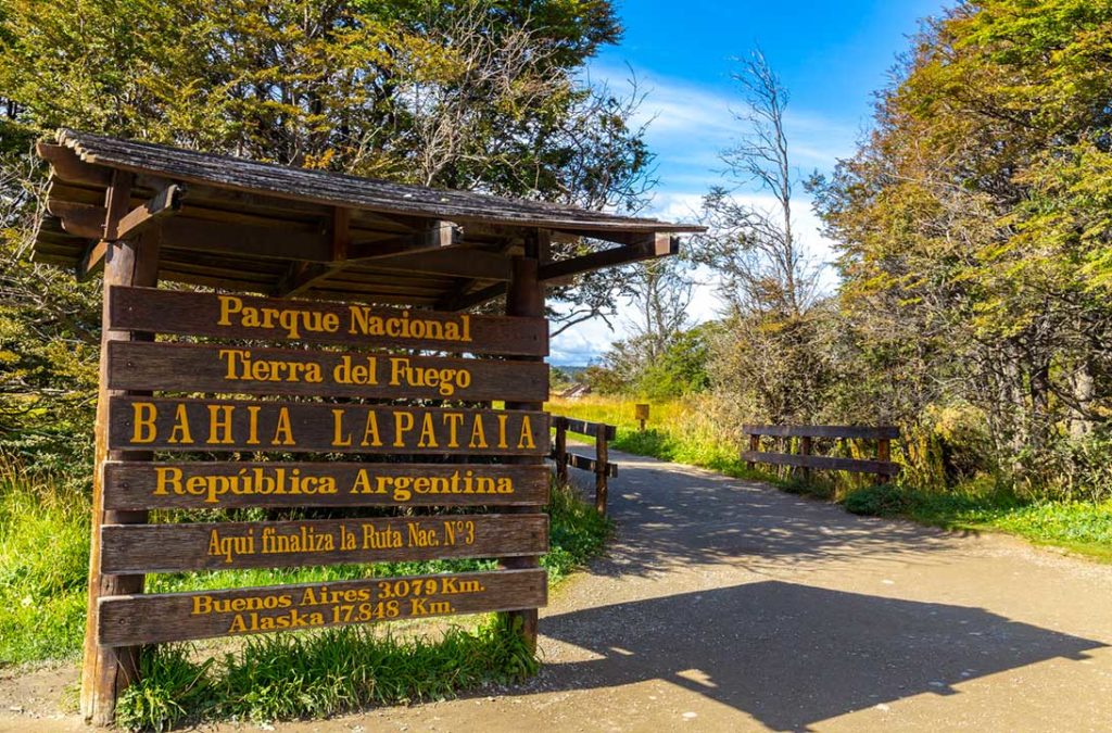 Placa indica o fim da rodovia Ruta 3, em Ushuaia, na Argentina