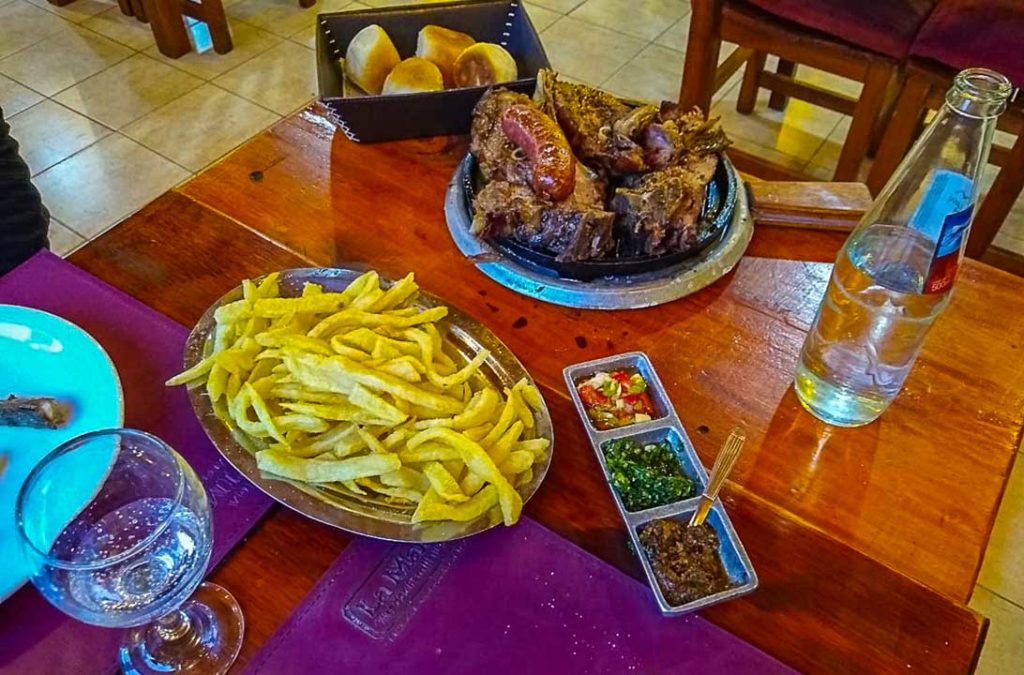 Restaurante serve o típico cordeiro patagônico com batatas fritas